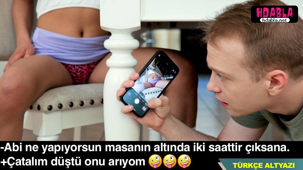 Adi şerefsiz masanın altında bacısının amını foto çekiyor